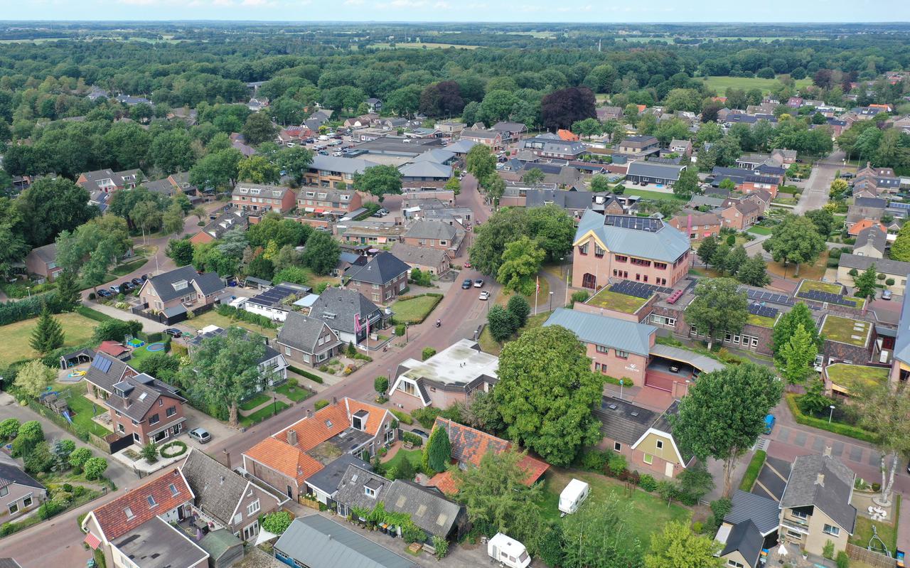Een luchtfoto van Zuidwolde, met het gemeentehuis als blikvanger.