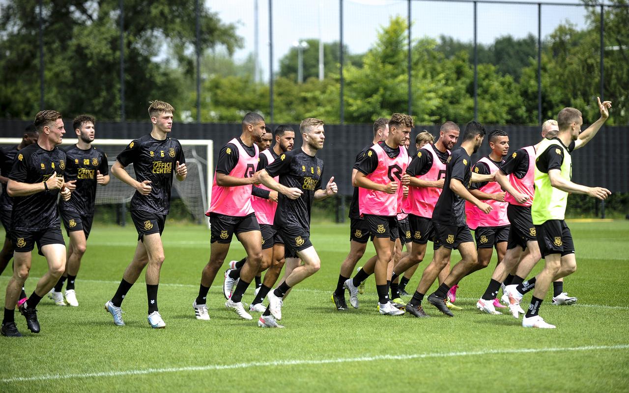 Eerste training selectie FC Groningen. Mike te Wierik geeft het sein voor aan de groep Eerste training selectie FC Groningen. Mike te Wierik geeft het sein voor aan de groep