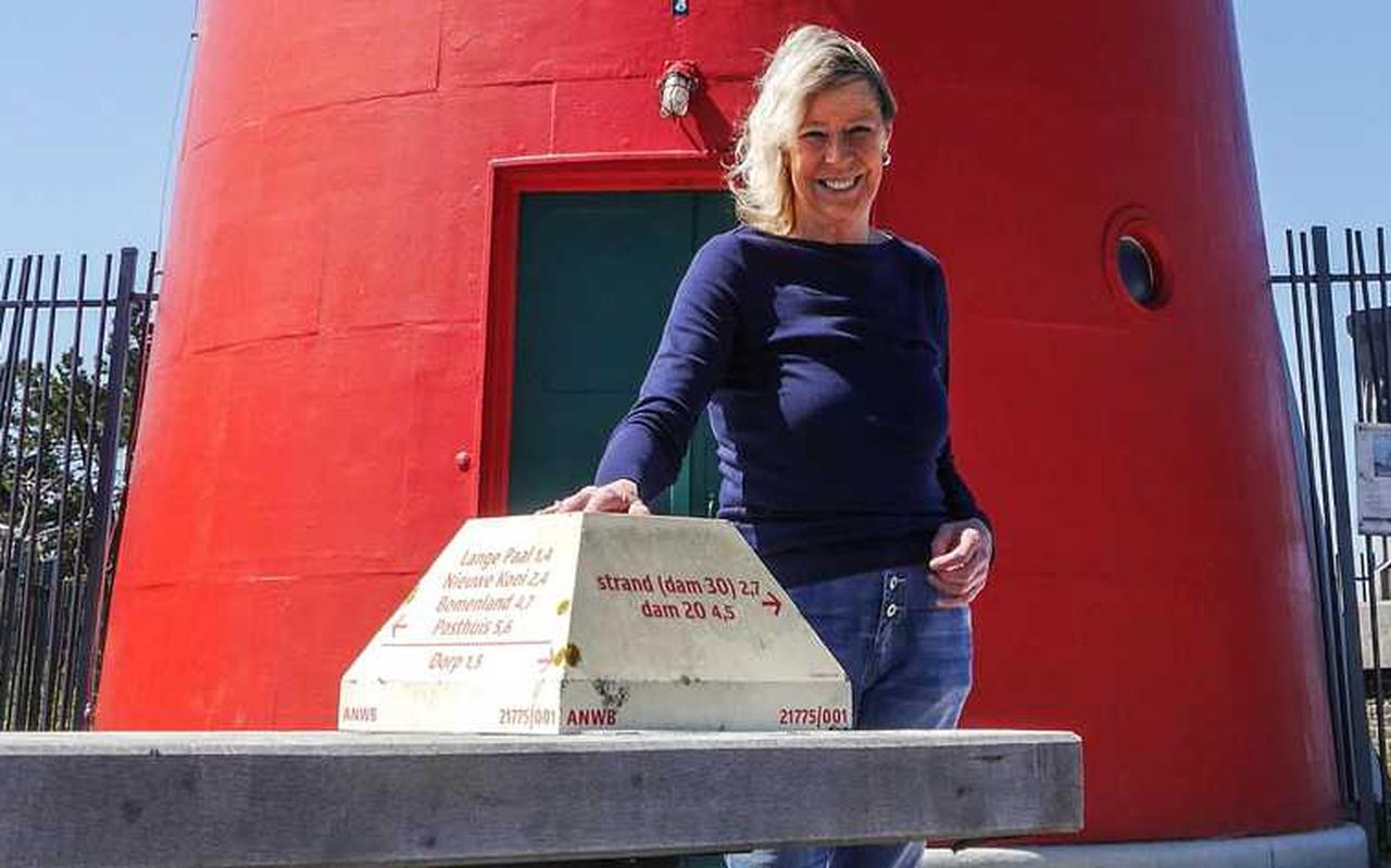 Annie Beiboer bij twee iconen van Vlieland: de rode vuurtoren en de paddenstoel. Annie Beiboer bij twee iconen van Vlieland: de rode vuurtoren en de paddenstoel.