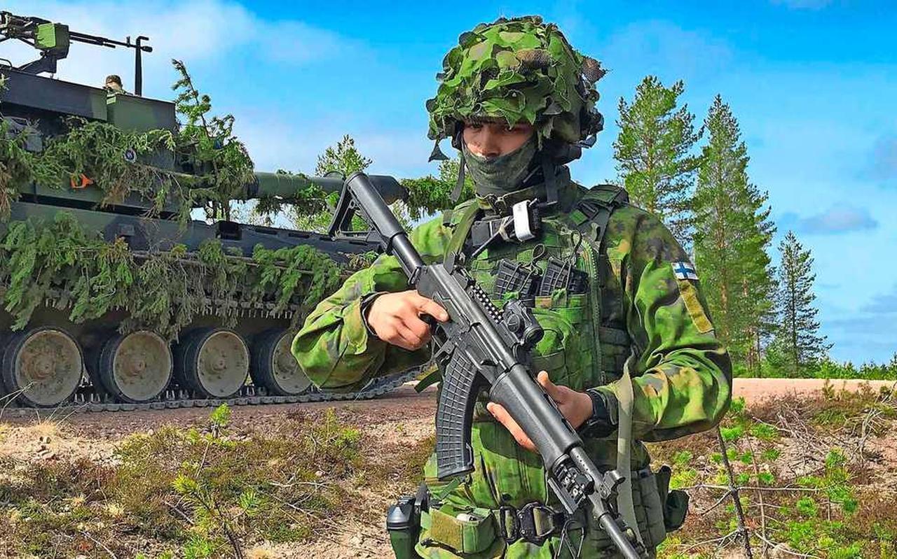 Een van de 3500 Finse militairen die meedoen aan de oefening in Lapland. Een van de 3500 Finse militairen die meedoen aan de oefening in Lapland.