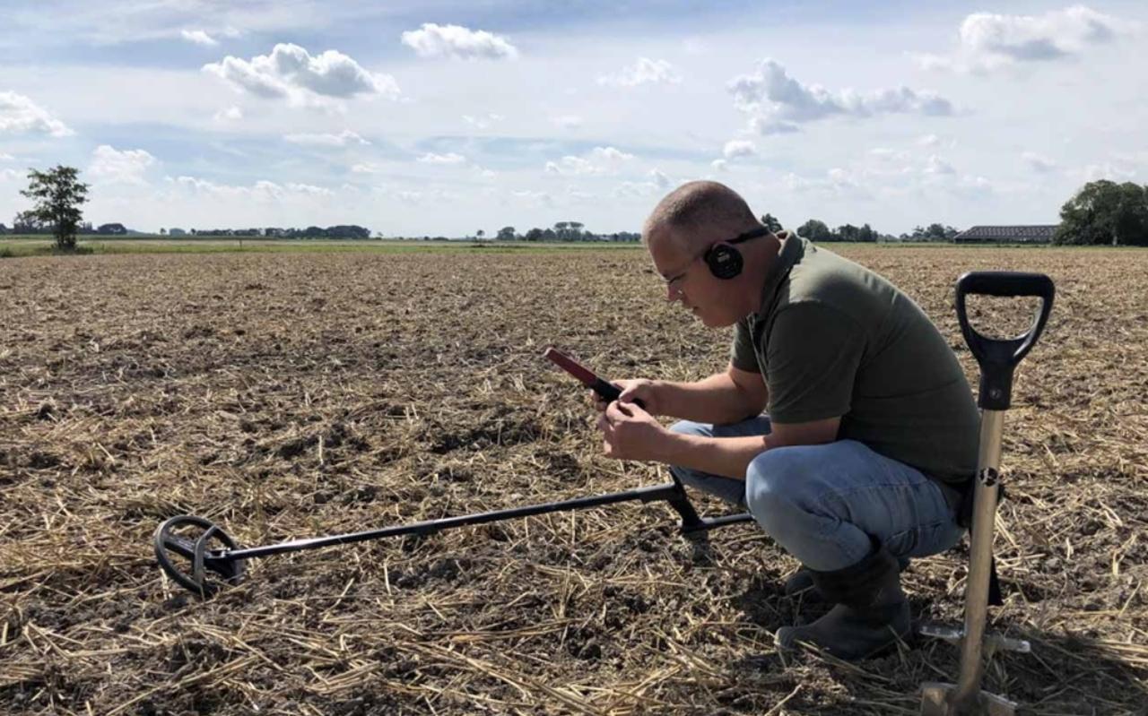 Amateurarcheoloog Aldwin Wals met zijn metaaldetector op de akker. Amateurarcheoloog Aldwin Wals met zijn metaaldetector op de akker.