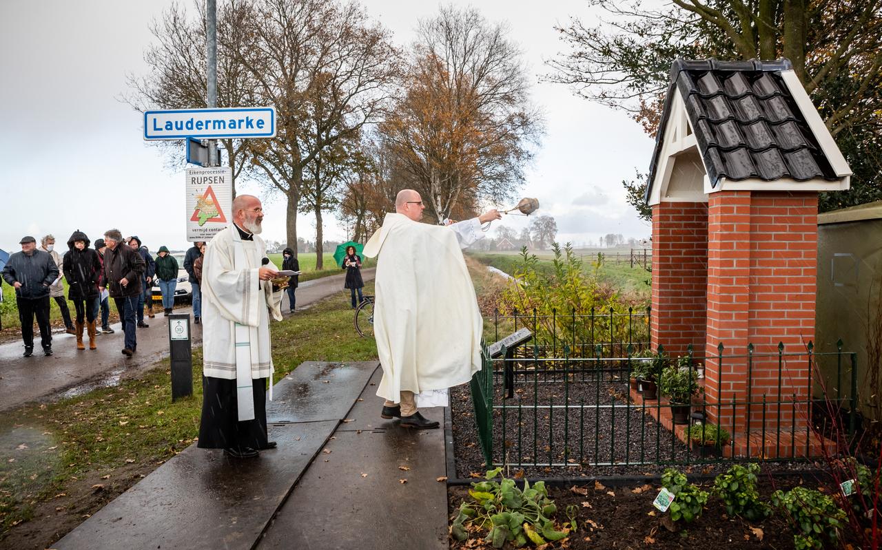 De nieuwe wegkapel wordt ingewijd. De nieuwe wegkapel wordt ingewijd.