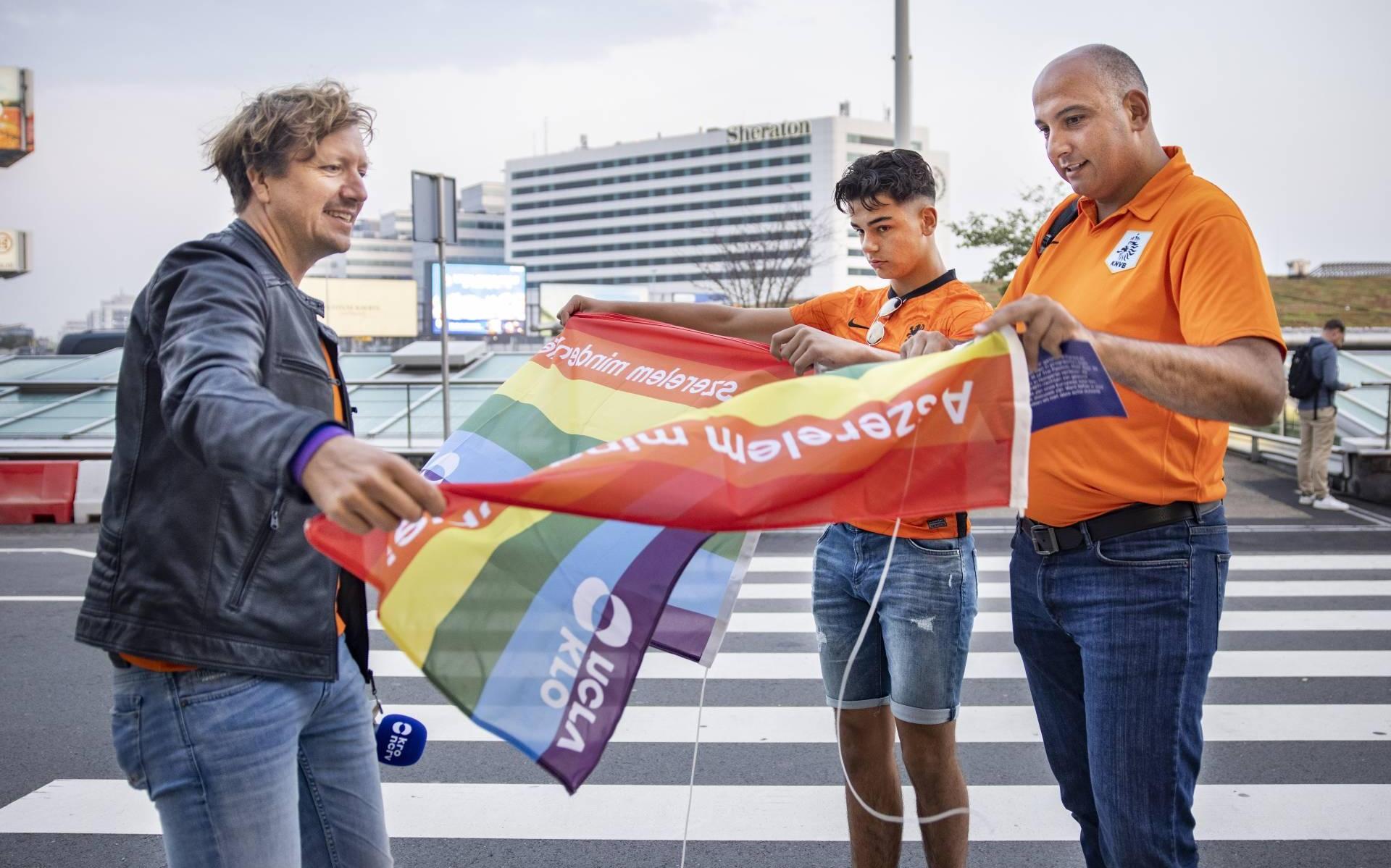 UEFA: regenboogvlaggen bij EK wel welkom in stadions