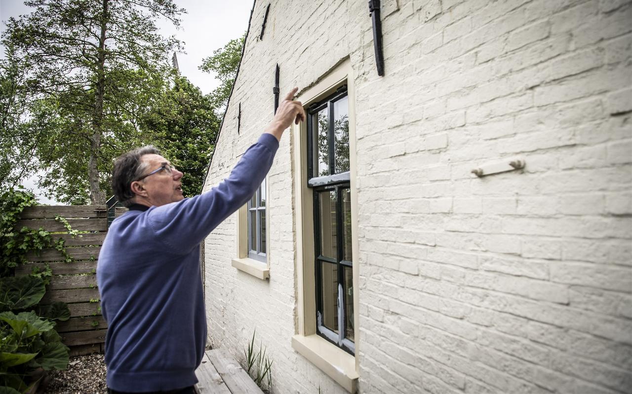 Een inwoner van Westerwijtwerd wijst op schade aan zijn woning na de beving met een kracht van 3.4 in 2019. Een inwoner van Westerwijtwerd wijst op schade aan zijn woning na de beving met een kracht van 3.4 in 2019.