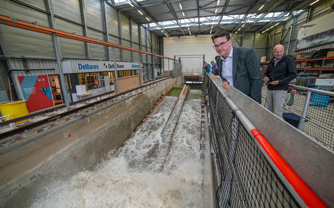 Erik Wagener van het Hoogwaterbeschermingsprogramma bekijkt de golven die in de Deltagoot op de Friese (links) en de Groningse dijk slaan. Erik Wagener van het Hoogwaterbeschermingsprogramma bekijkt de golven die in de Deltagoot op de Friese (links) en de Groningse dijk slaan.