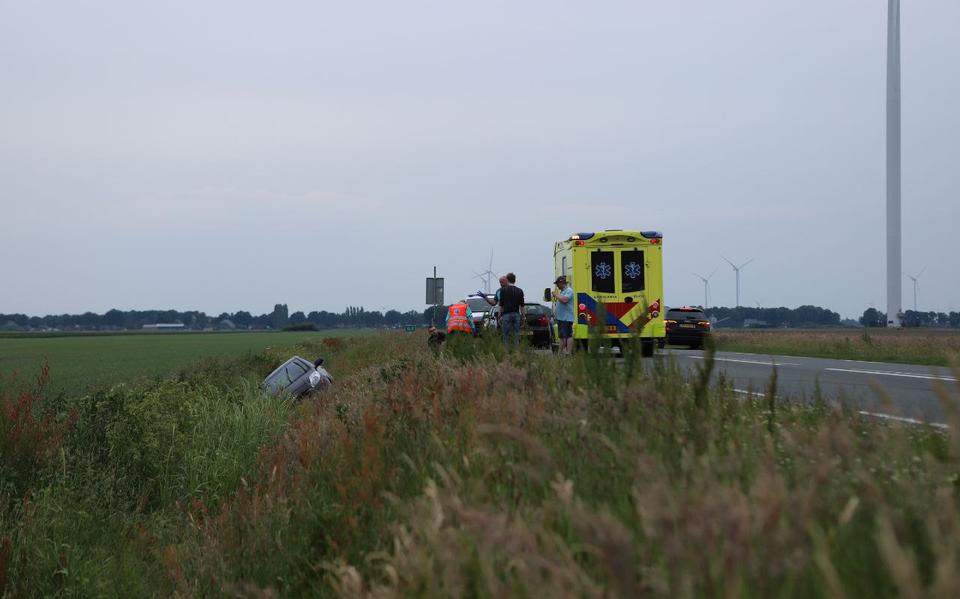 Auto eindigt na aanrijding in de sloot naast de Mondenweg nabij Valthermond. Auto eindigt na aanrijding in de sloot naast de Mondenweg nabij Valthermond.