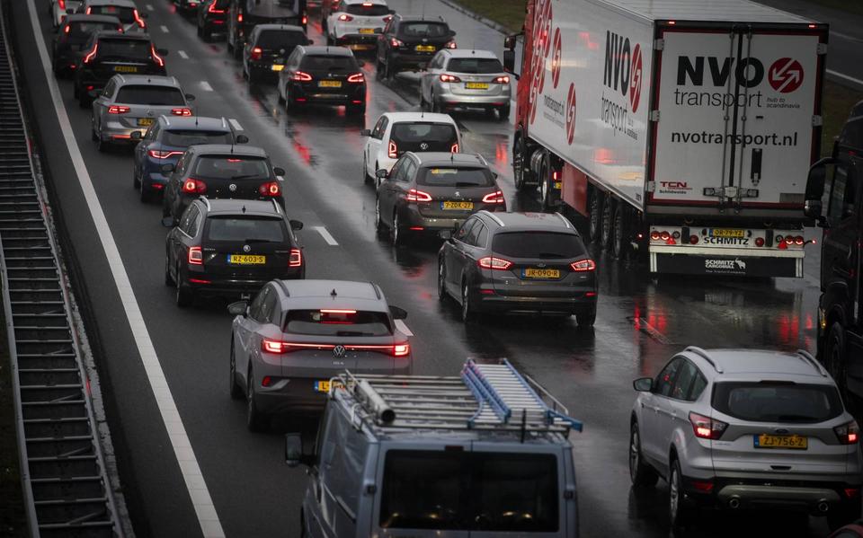 Zeer ernstig ongeval op A28 bij Zwolle: auto klem tussen twee vrachtwagens. Zeer ernstig ongeval op A28 bij Zwolle: auto klem tussen twee vrachtwagens.