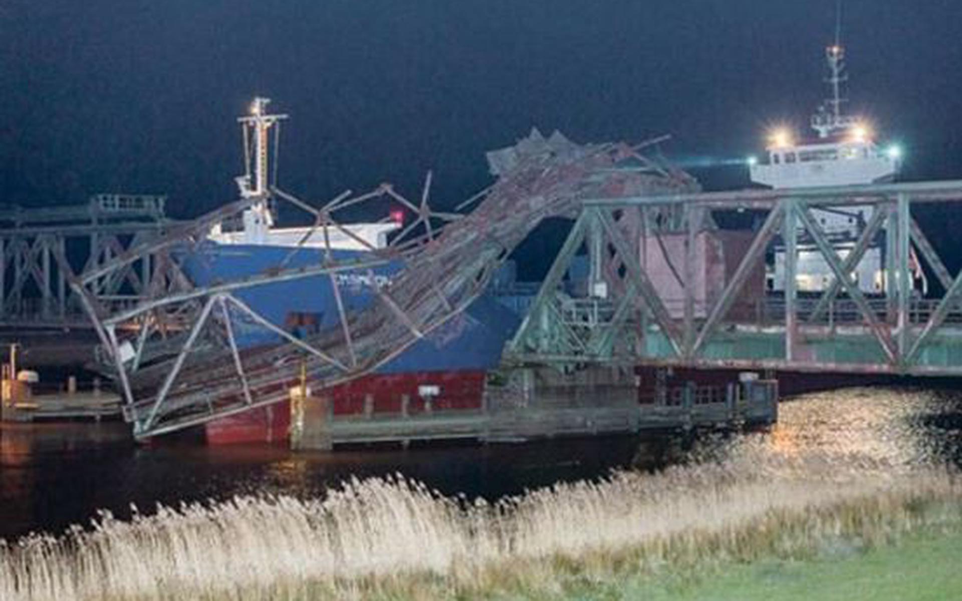 Schip Ramt Spoorbrug Weener En Legt Treinverkeer Leer Plat - Dagblad ...