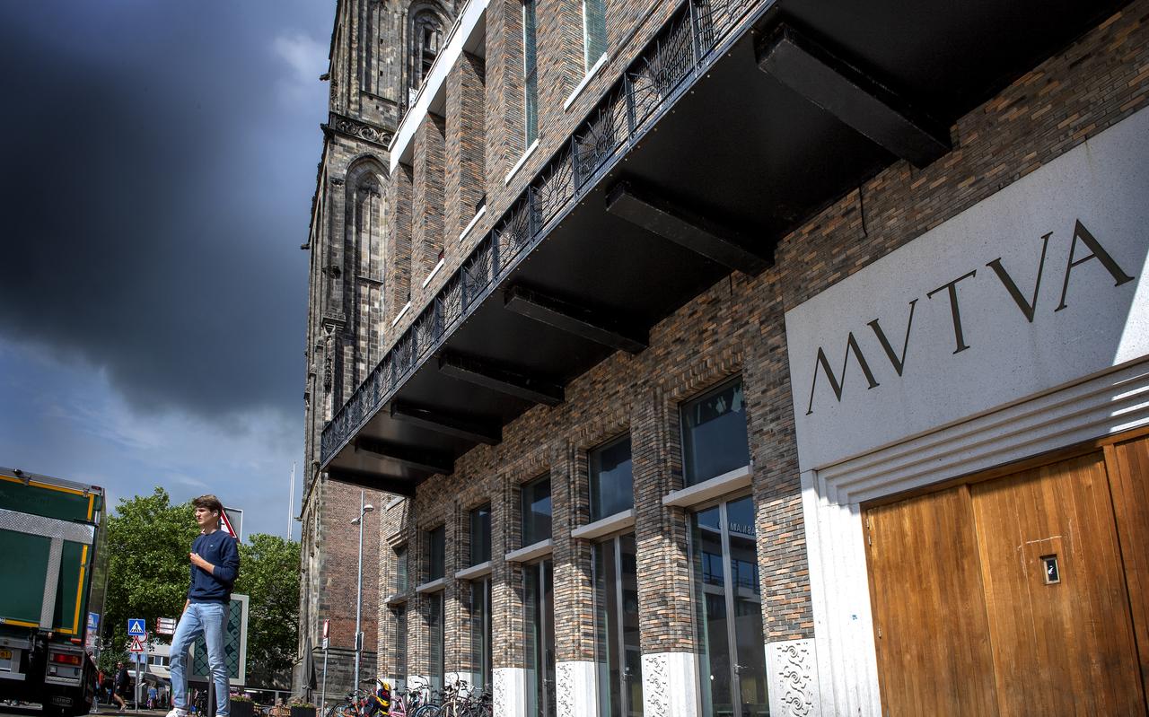Sociëteit Mutua Fides van studentencorps Vindicat atque Polit aan de Grote Markt. Sociëteit Mutua Fides van studentencorps Vindicat atque Polit aan de Grote Markt.