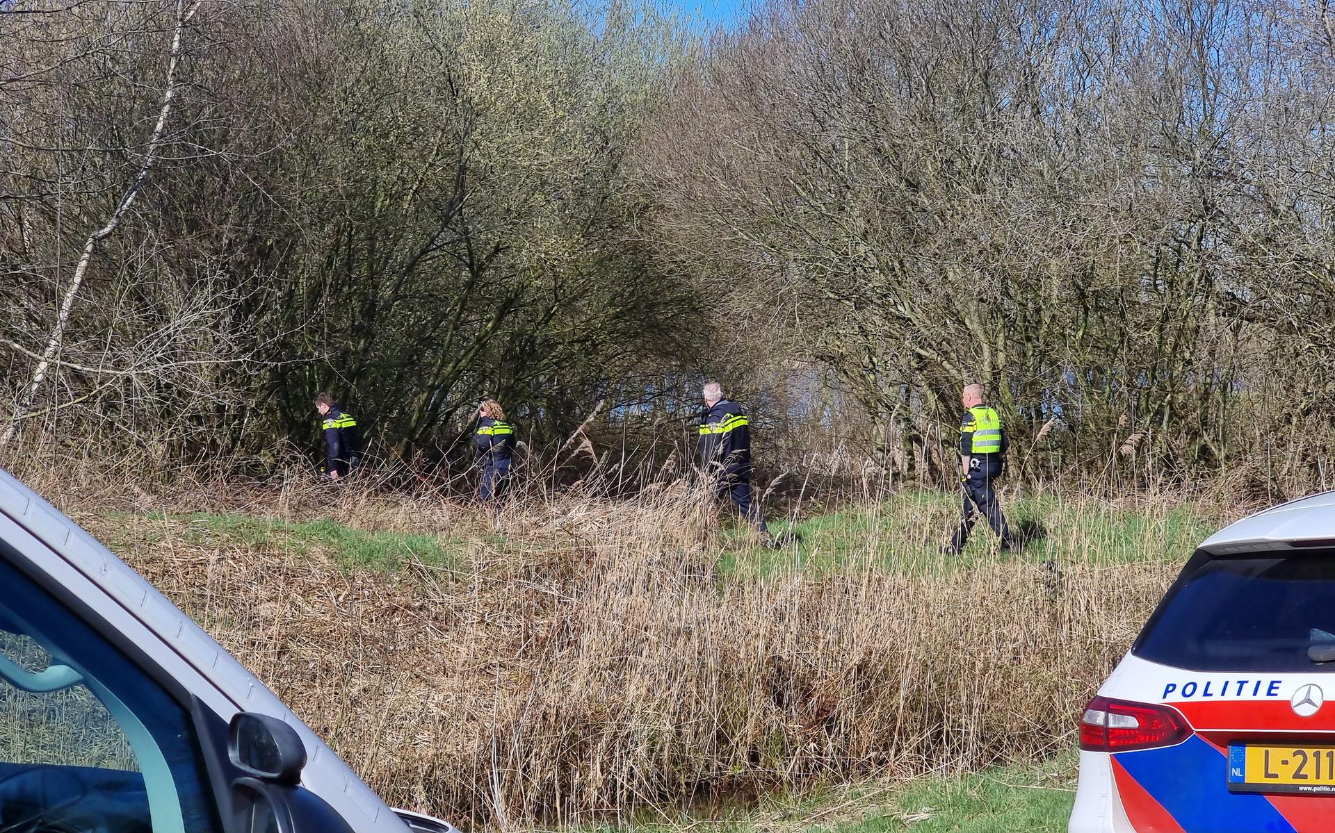 Agenten bij de Piccardthofplas in Groningen, waar een dode in het water werd gevonden.