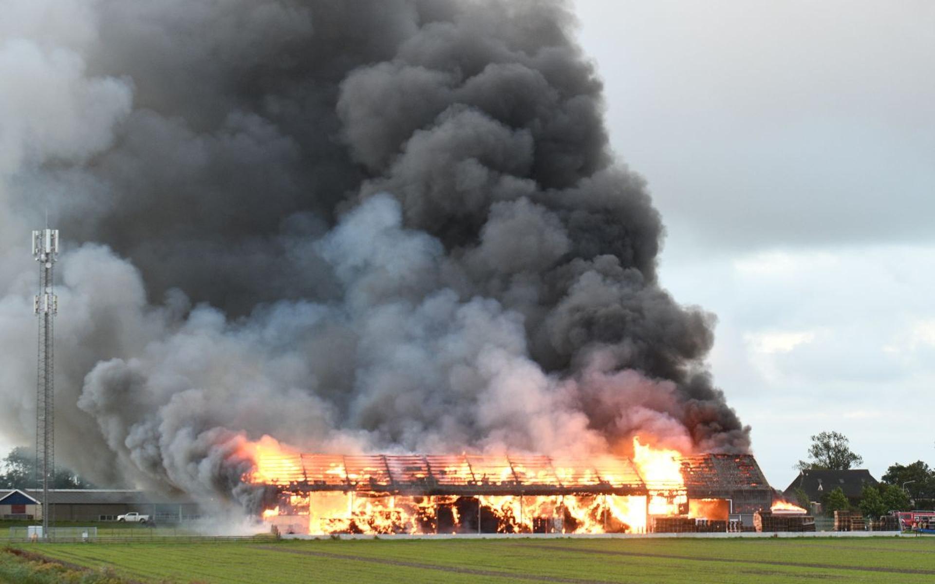 Grote brand Munnekezijl in loods met stro geblust - Dagblad van het Noorden