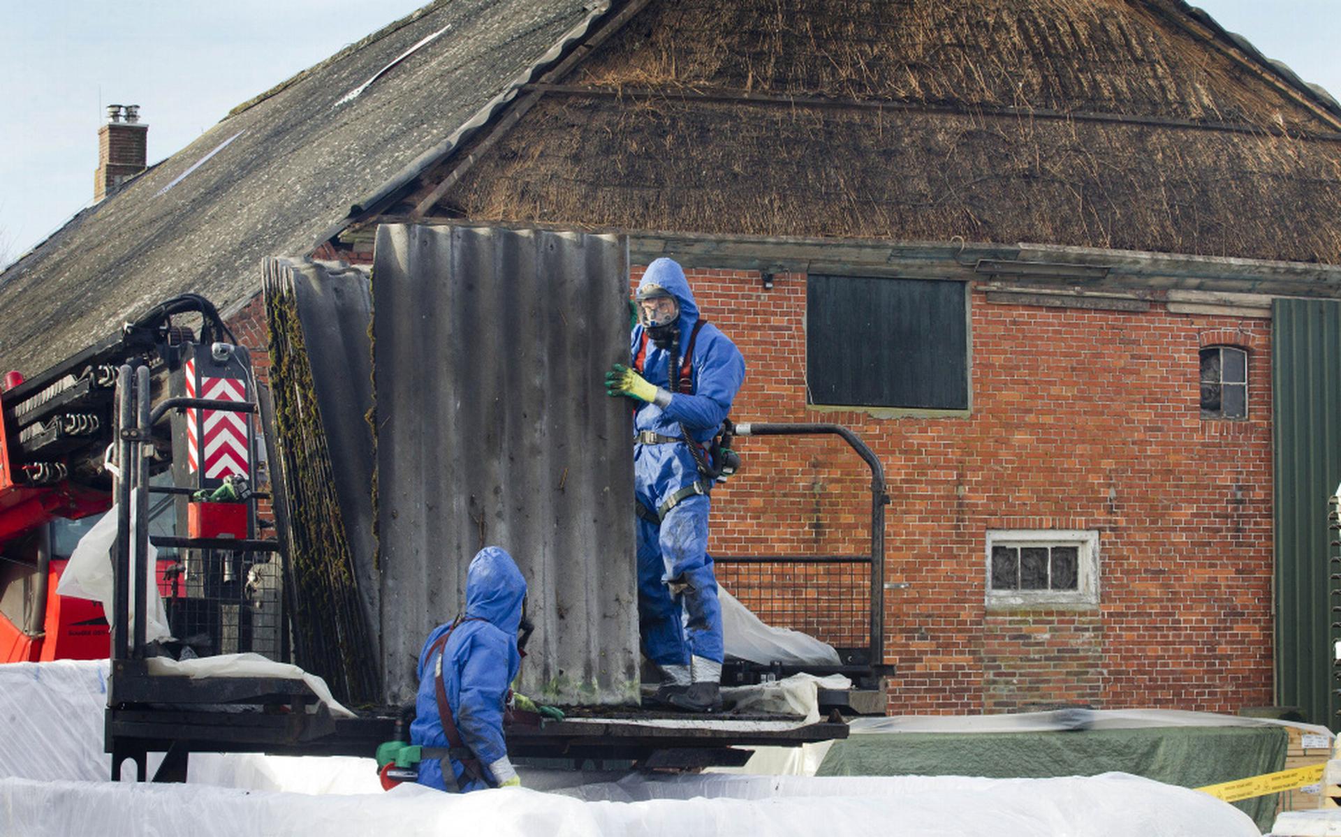 De boerderij van Hoving in Eexterveen is de eerste die in het kader van een project van LTO Noord zijn asbestdak kwijt raakt. Foto Harry Tielman