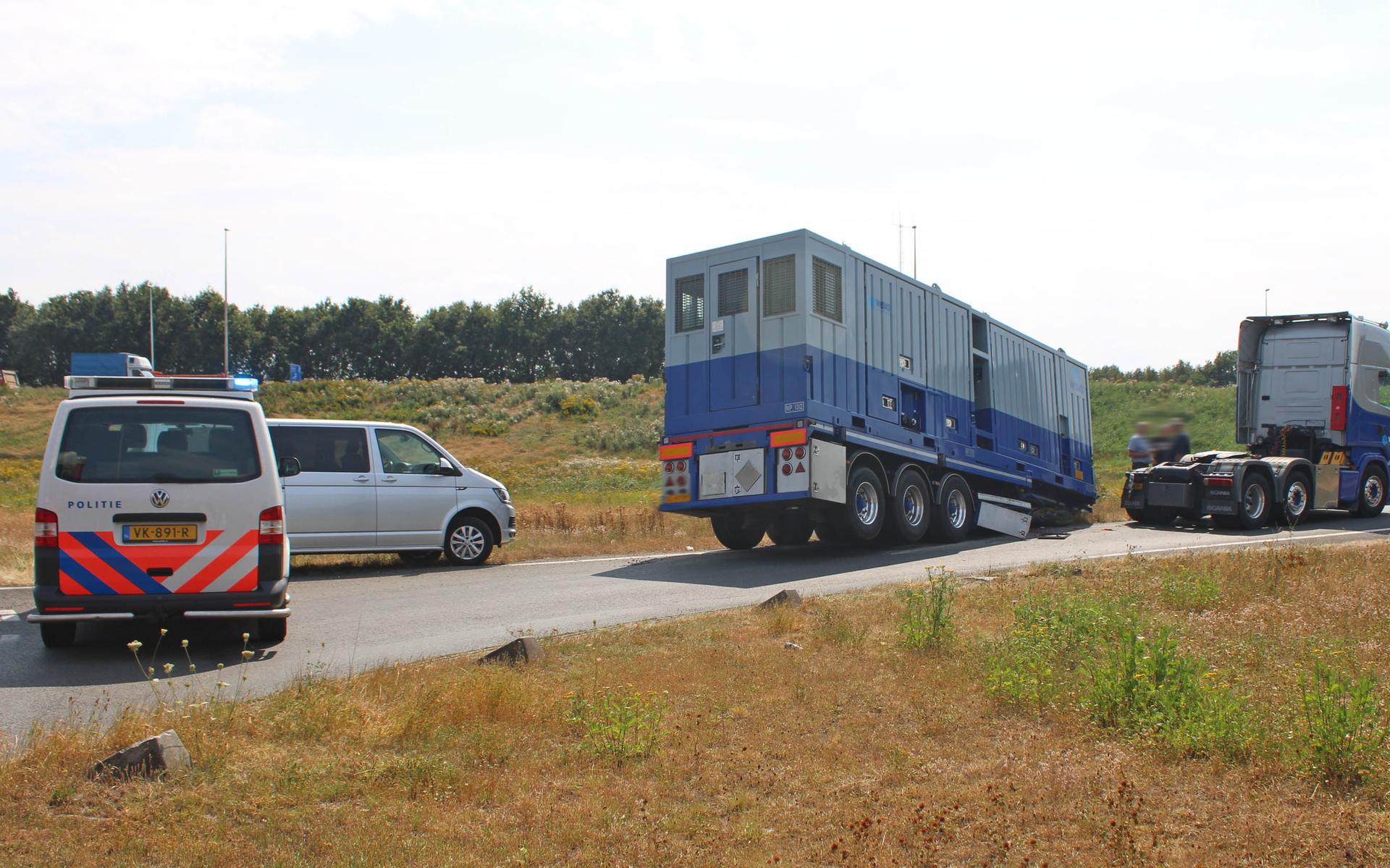 Trailer losgeschoten van vrachtwagen.