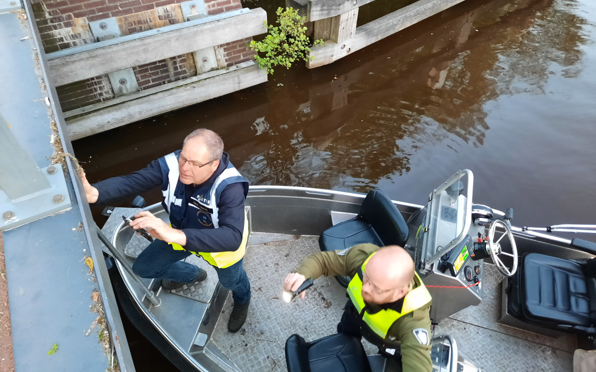 Gewonde bij ongeval met bootje op het water bij de Dwenger in Coevorden. Schipper aangehouden voor v