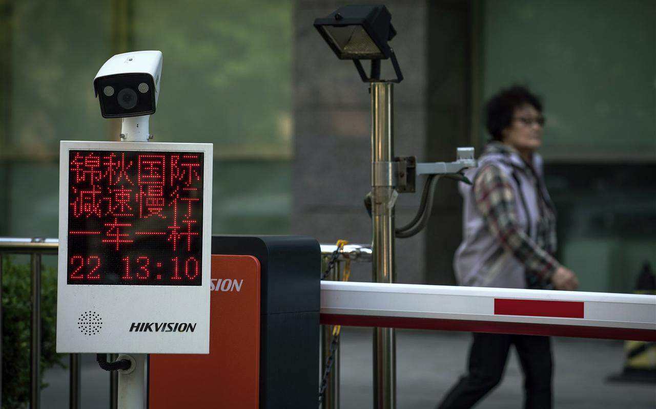 Een bewakingscamera van het Chinese bedrijf Hikvision. Een bewakingscamera van het Chinese bedrijf Hikvision.