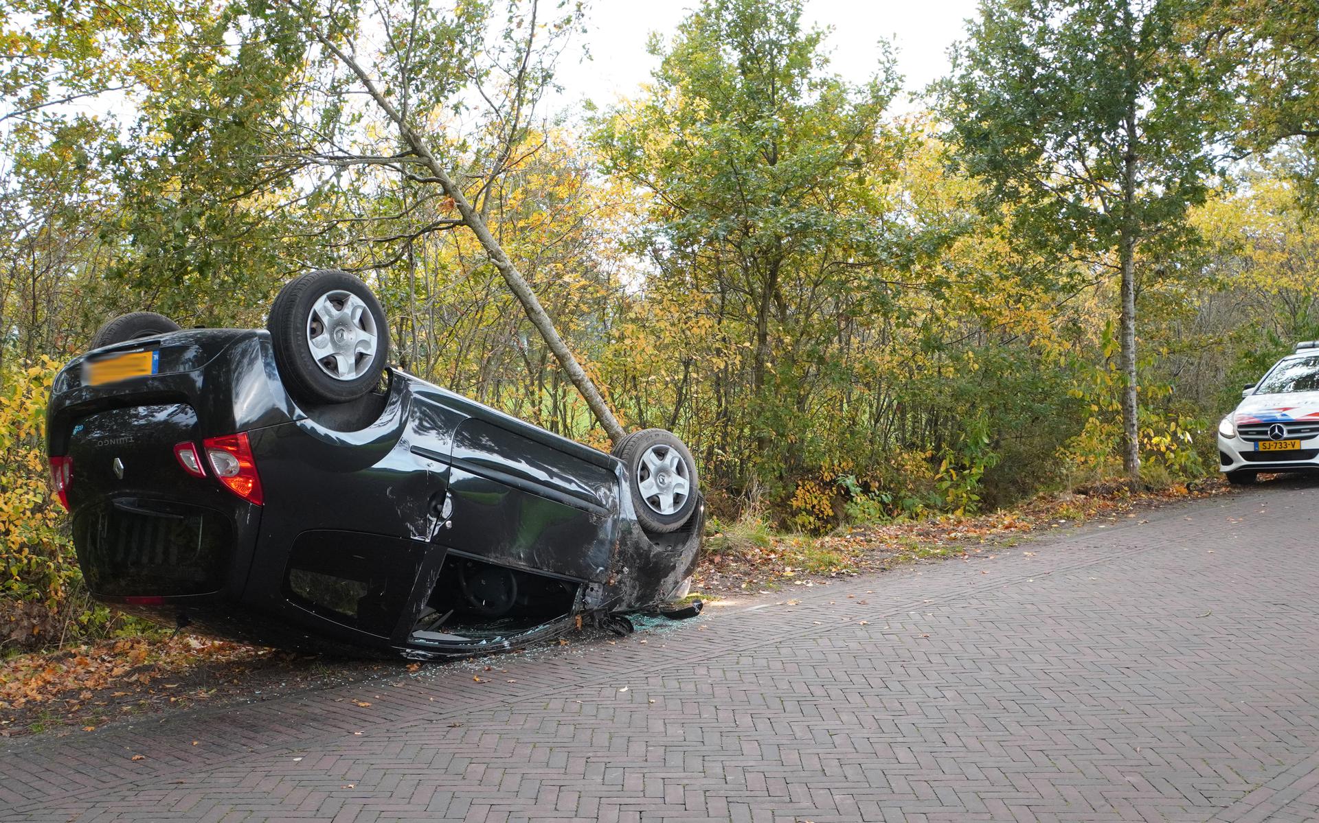 Bestuurder Knalt Met Auto Tegen Boom En Belandt Op Zijn Kop In Diever ...