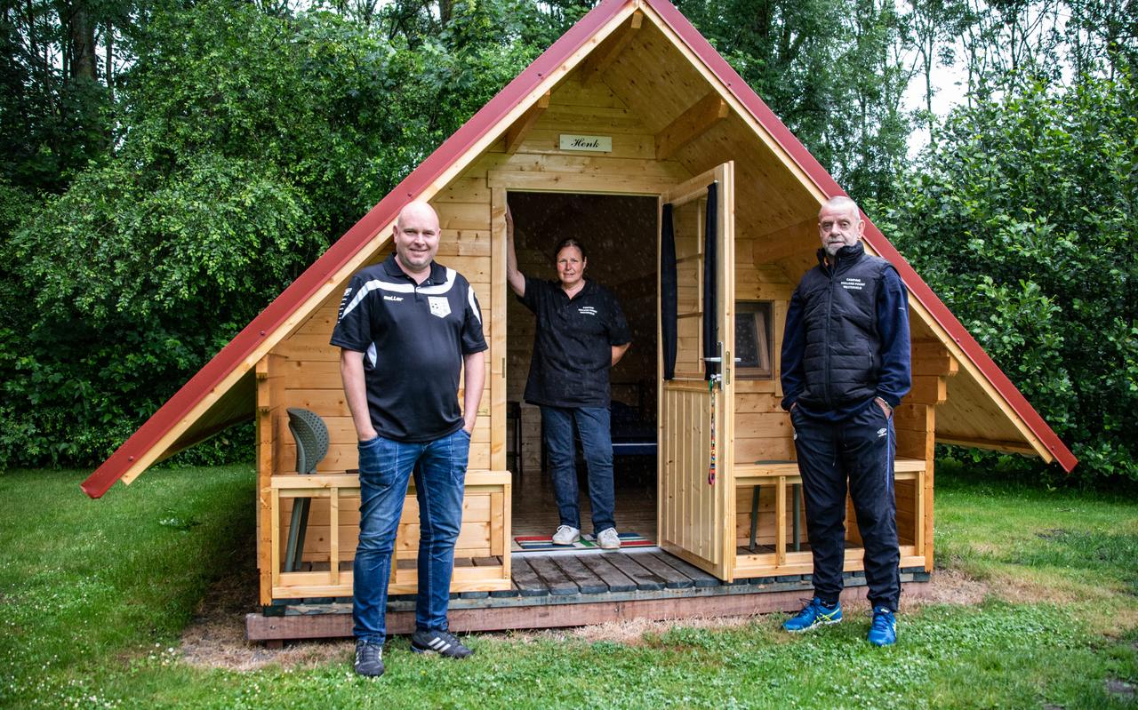 Dick Smook, Ella Dammer en Dick Wiebrands (v.l.n.r.) bij een van de accommodaties op het sportpark. Dick Smook, Ella Dammer en Dick Wiebrands (v.l.n.r.) bij een van de accommodaties op het sportpark.