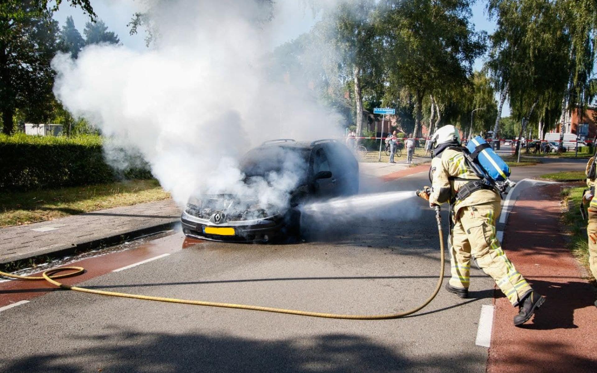 Auto brandt uit op Warmeerweg in Emmen. Vrouw raakt onwel - Dagblad van het Noorden