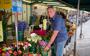 Bloemenhandelaar Leendert Bolt heeft zo zijn twijfels over de herinrichting van de Grote Markt.