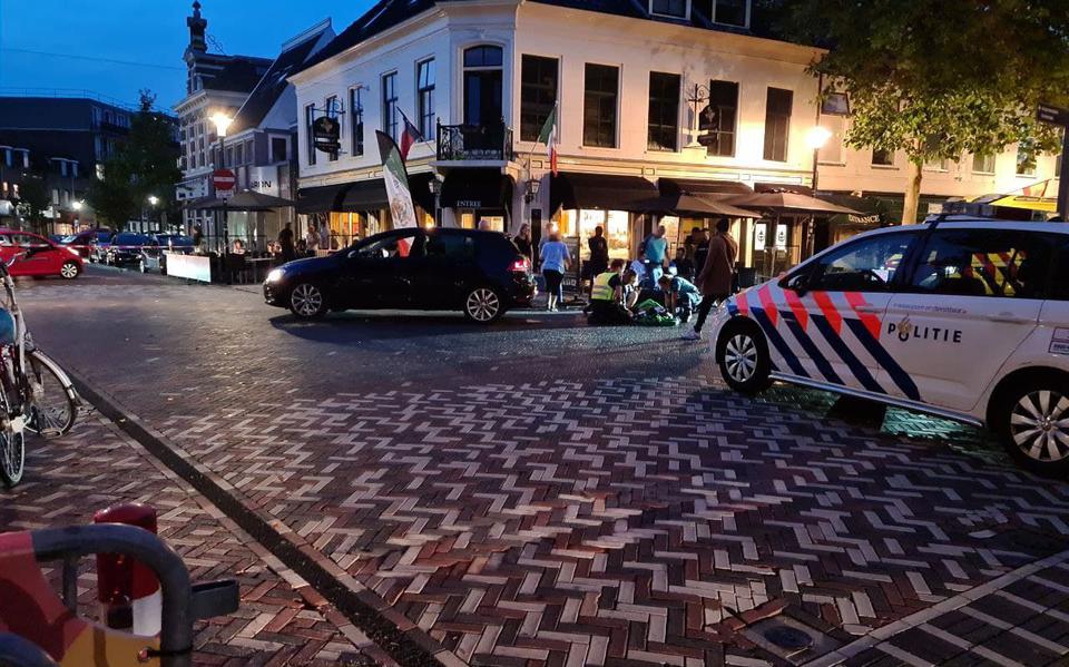 Fikse aanrijding in Assen. Scooterrijder is korte tijd bewusteloos na botsing op Groningerstraat.