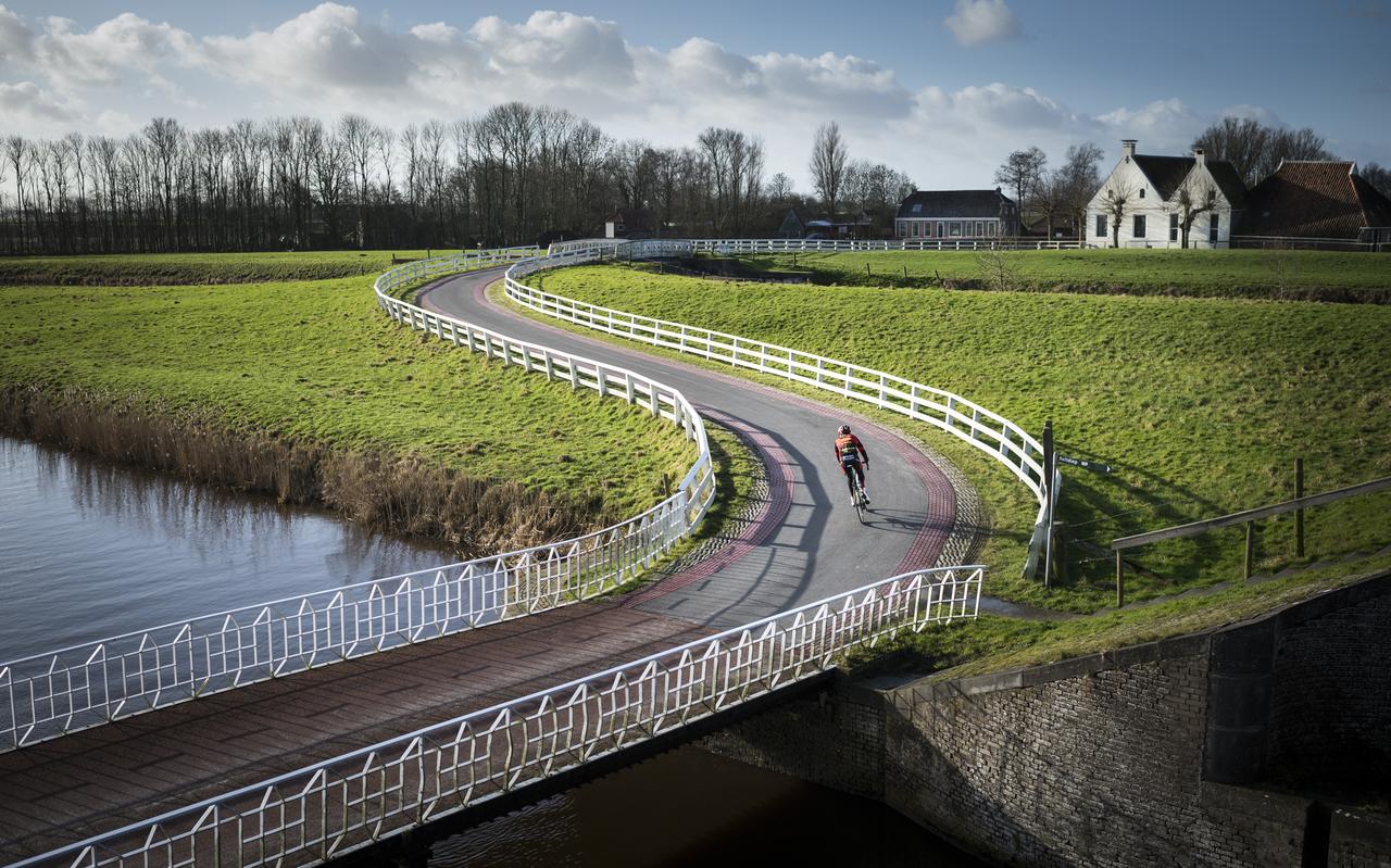 Een wielrenner rijdt door het Groningse dorp Aduarderzijl. Een wielrenner rijdt door het Groningse dorp Aduarderzijl.