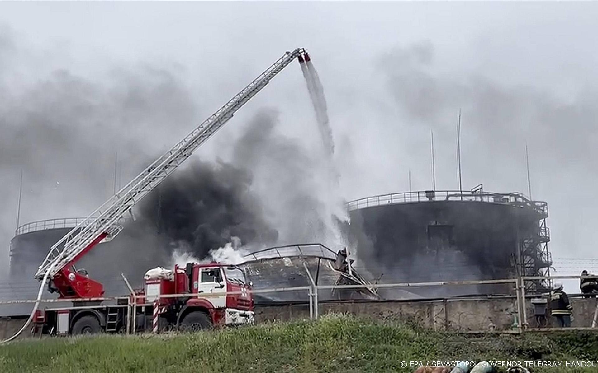 Brandstoftank op de Krim in brand door mogelijke droneaanval.