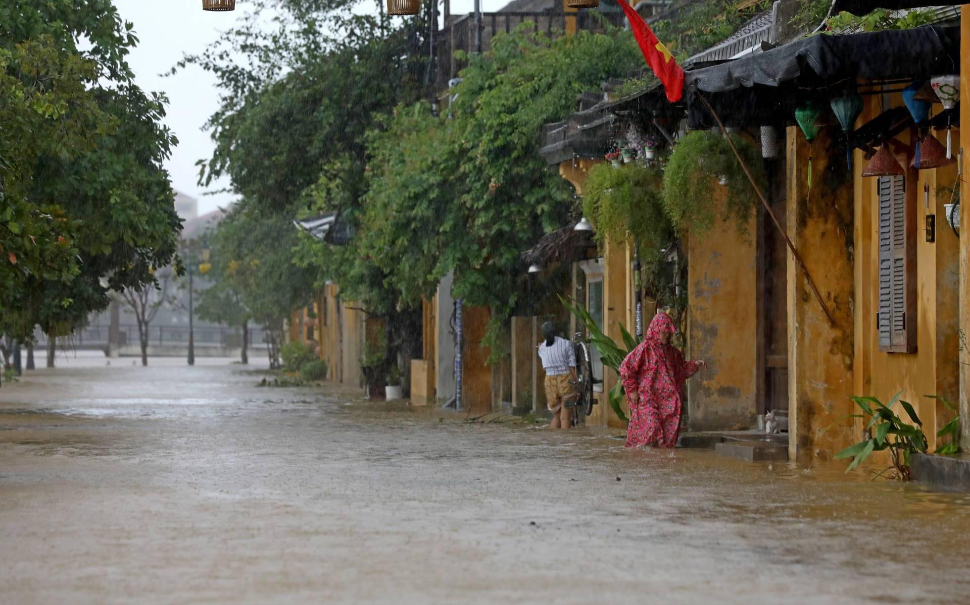 Minstens 13 doden door aardverschuivingen na tyfoon in Vietnam