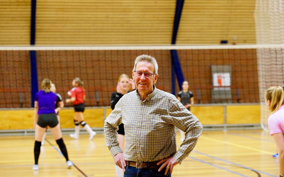 Gradus Bosman (71) roemt het verenigingsgevoel bij de 50-jarige volleybalvereniging En-Bloc uit Veenoord/Nieuw-Amsterdam.