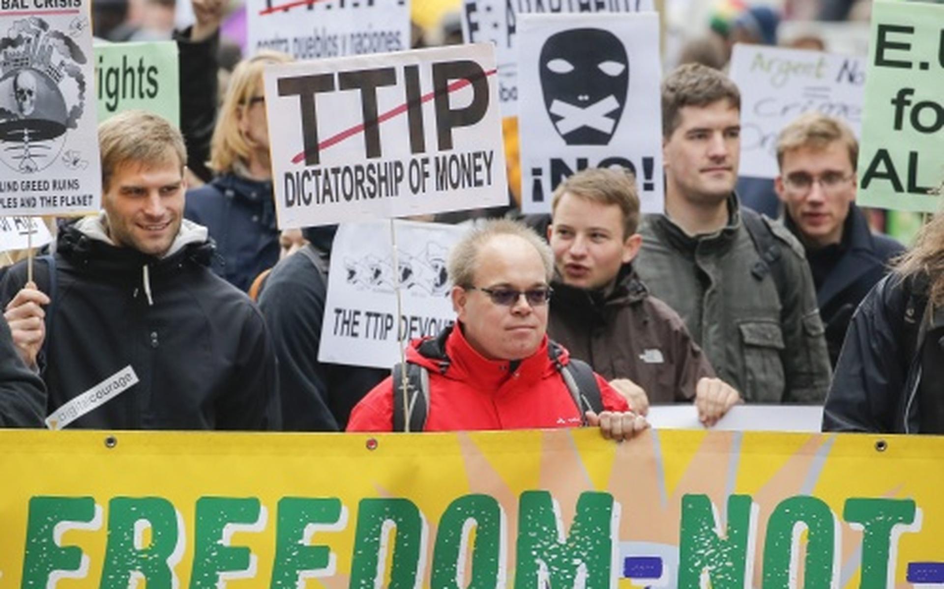 Actie Greenpeace TTIP-vergadering beëindigd