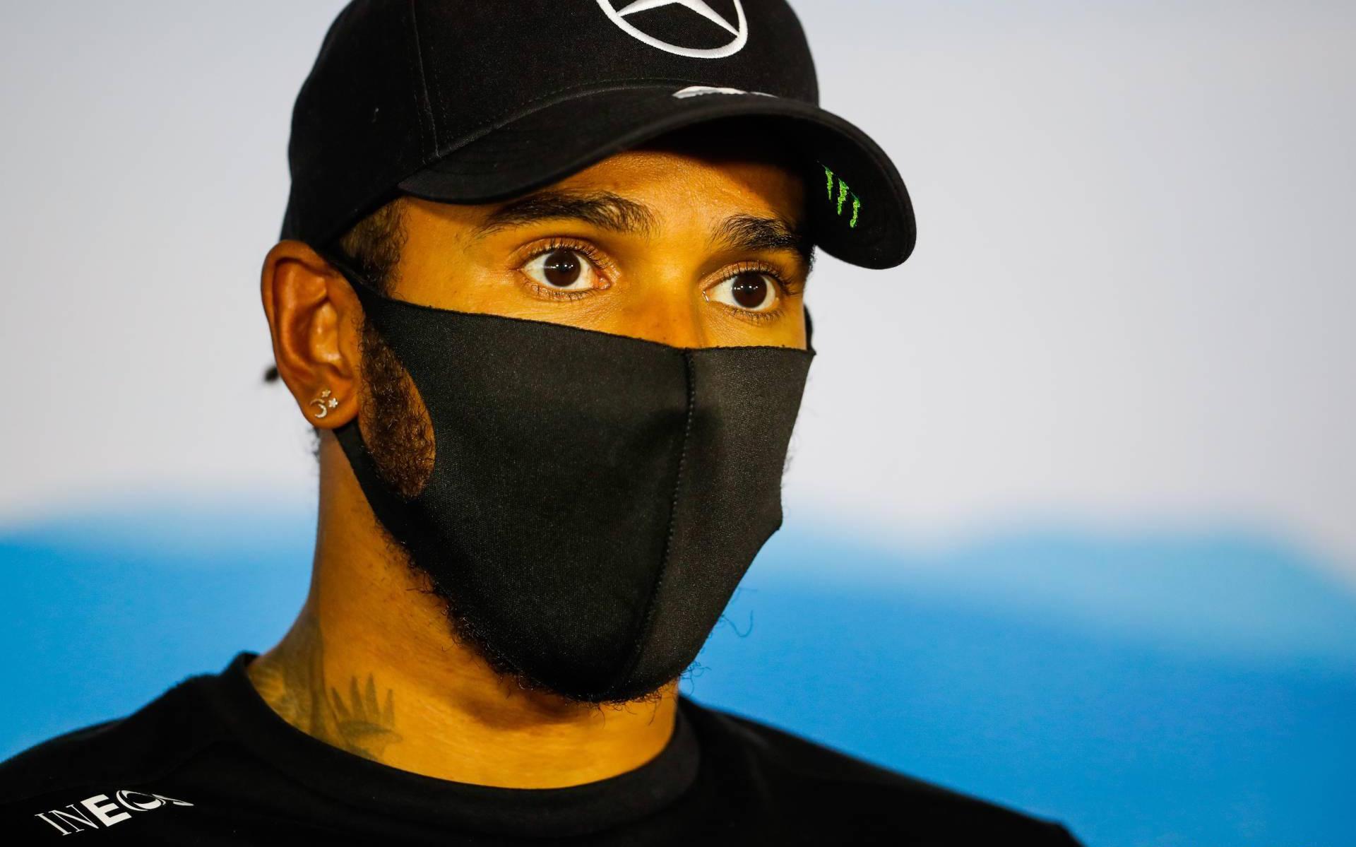 Hamilton vervolgt recordjacht op Silverstone zonder fans