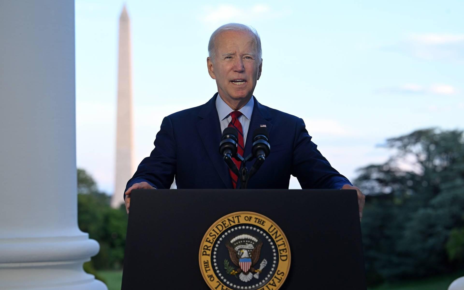 Biden test weer negatief op corona, blijft in isolatie - Dagblad van het Noorden