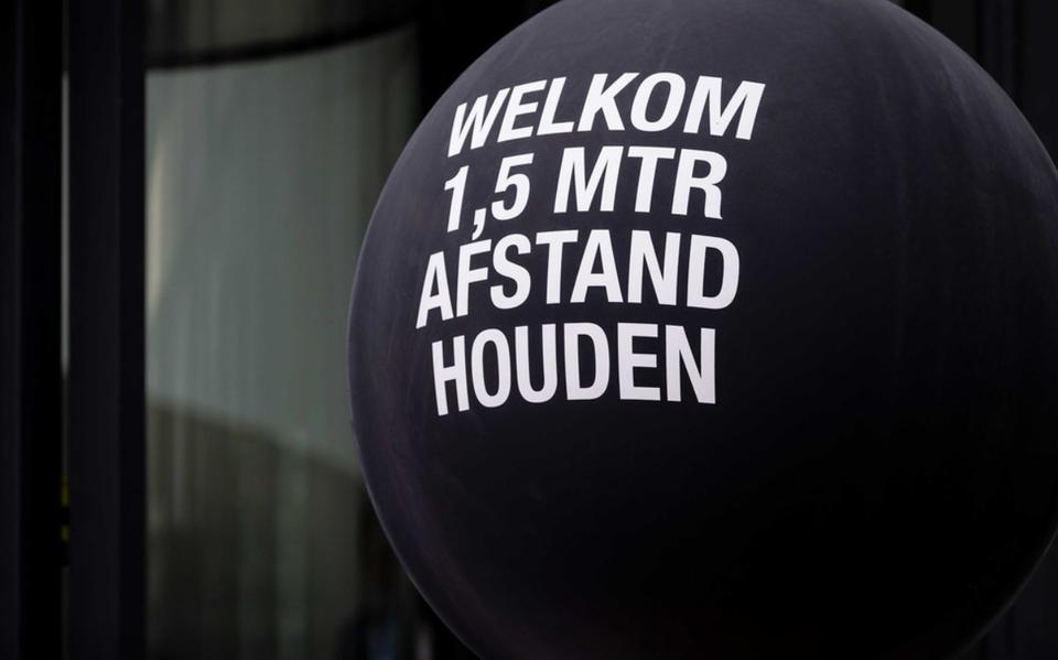 Kinderartsen willen dat middelbare scholieren een meter afstand houden op school. 