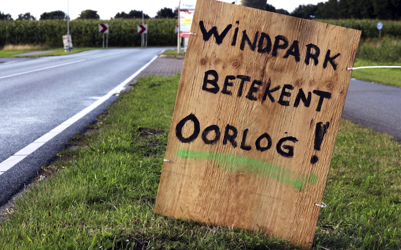 De acties tegen de windmolens worden steeds harder. Hier een protestbord in Meeden uit 2014. Foto: Archief DvhN De acties tegen de windmolens worden steeds harder. Hier een protestbord in Meeden uit 2014. Foto: Archief DvhN
