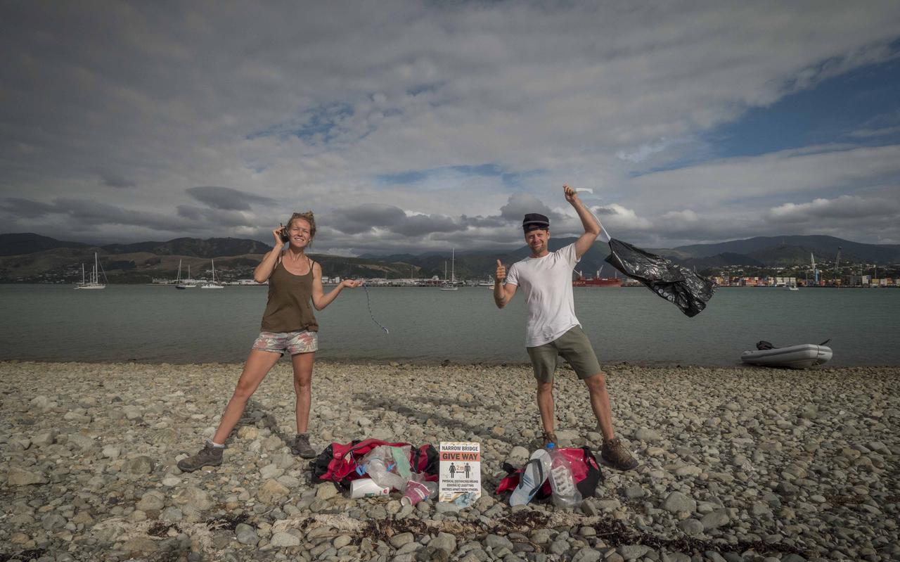 Bibi en Niels tijdens een schoonmaaksactie op het strand van Nelson, Nieuw-Zeeland