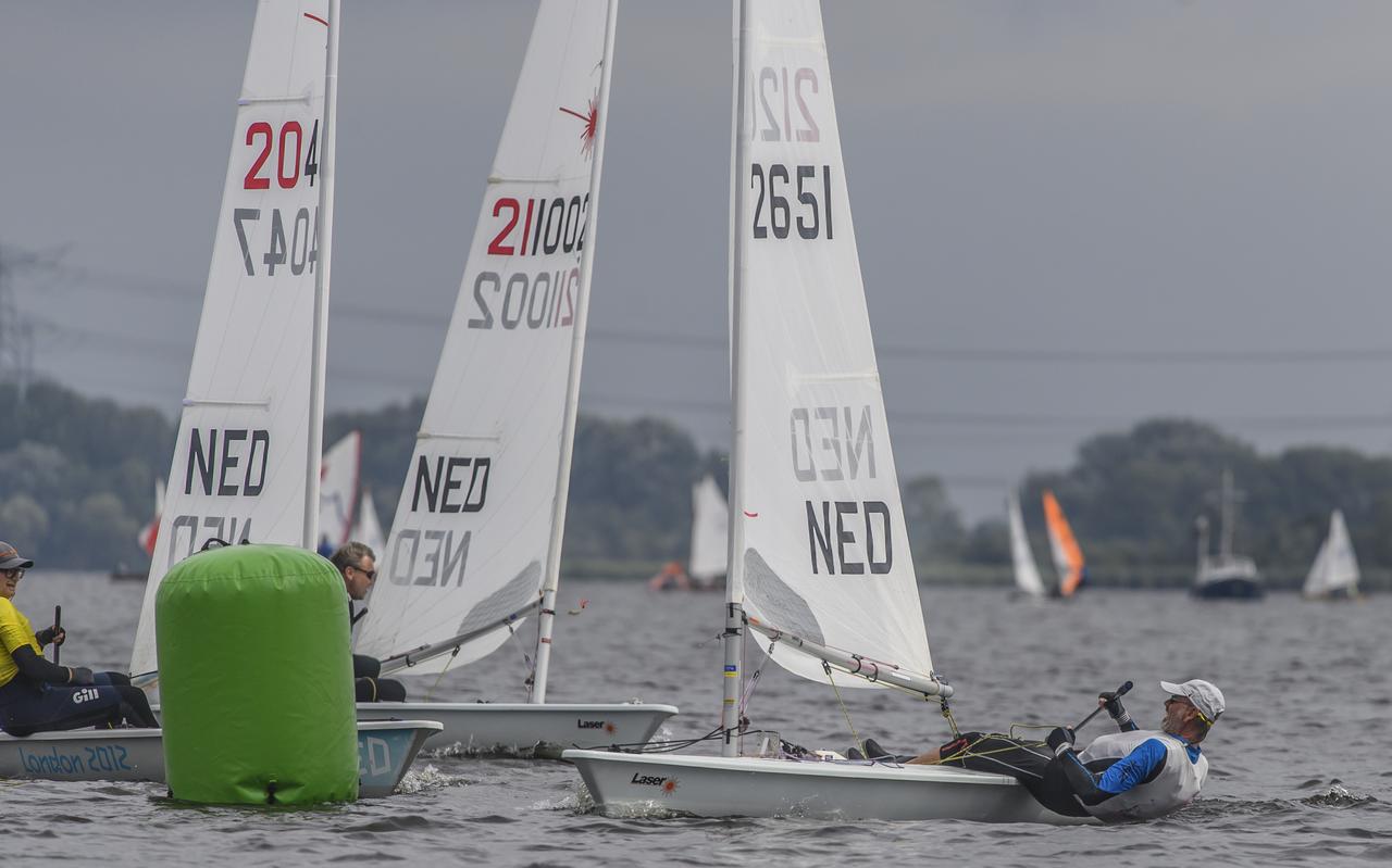 Iwan Daniëls is met zijn Olympische boot (links) in strijd met andere lasers bij het ronden van de boei. Iwan Daniëls is met zijn Olympische boot (links) in strijd met andere lasers bij het ronden van de boei.