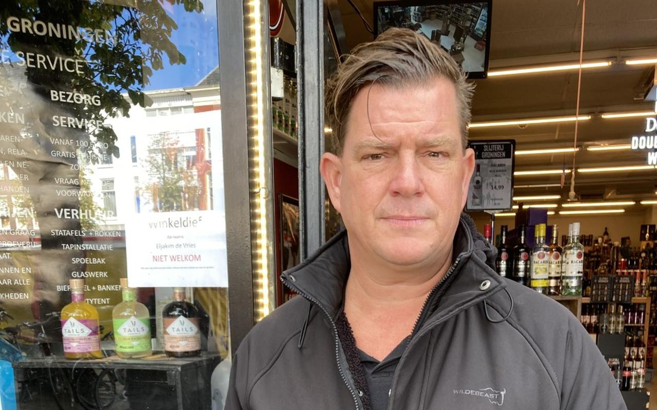 Bas Bergman voor zijn zaak, naast de foto die hij in de etalage van Slijterij Groningen aan de Vismarkt heeft gehangen. Bas Bergman voor zijn zaak, naast de foto die hij in de etalage van Slijterij Groningen aan de Vismarkt heeft gehangen.