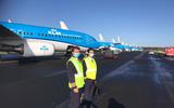 De twee piloten die het twaalfde KLM-toestel naar Eelde hebben gevlogen.