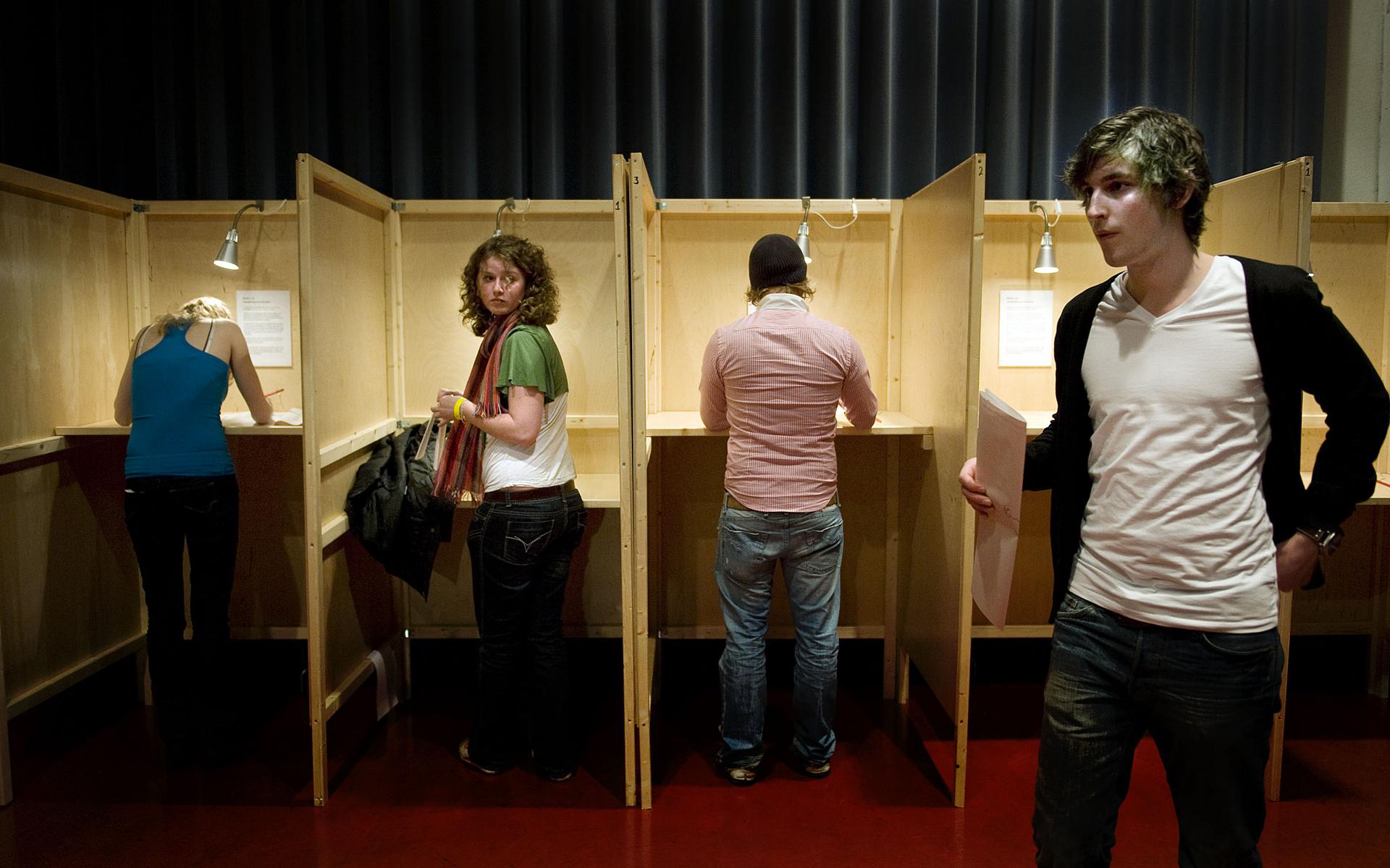 Om een referendum te kunnen organiseren in Groningen, moesten er nieuwe gemeentelijke regels worden gemaakt. op de foto: Mensen brengen hun stem uit in de Oosterpoort. 
