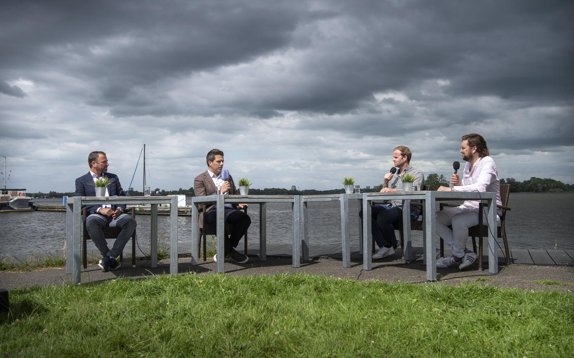 Vlnr Voorzitters Sippe Heeringa (Harkemase Boys) en Wouter Gudde (FC Groningen) en presentatoren Sander de Vries (LC) en Thijs De Jong (DVHN) aan het Paterswoldsemeer.