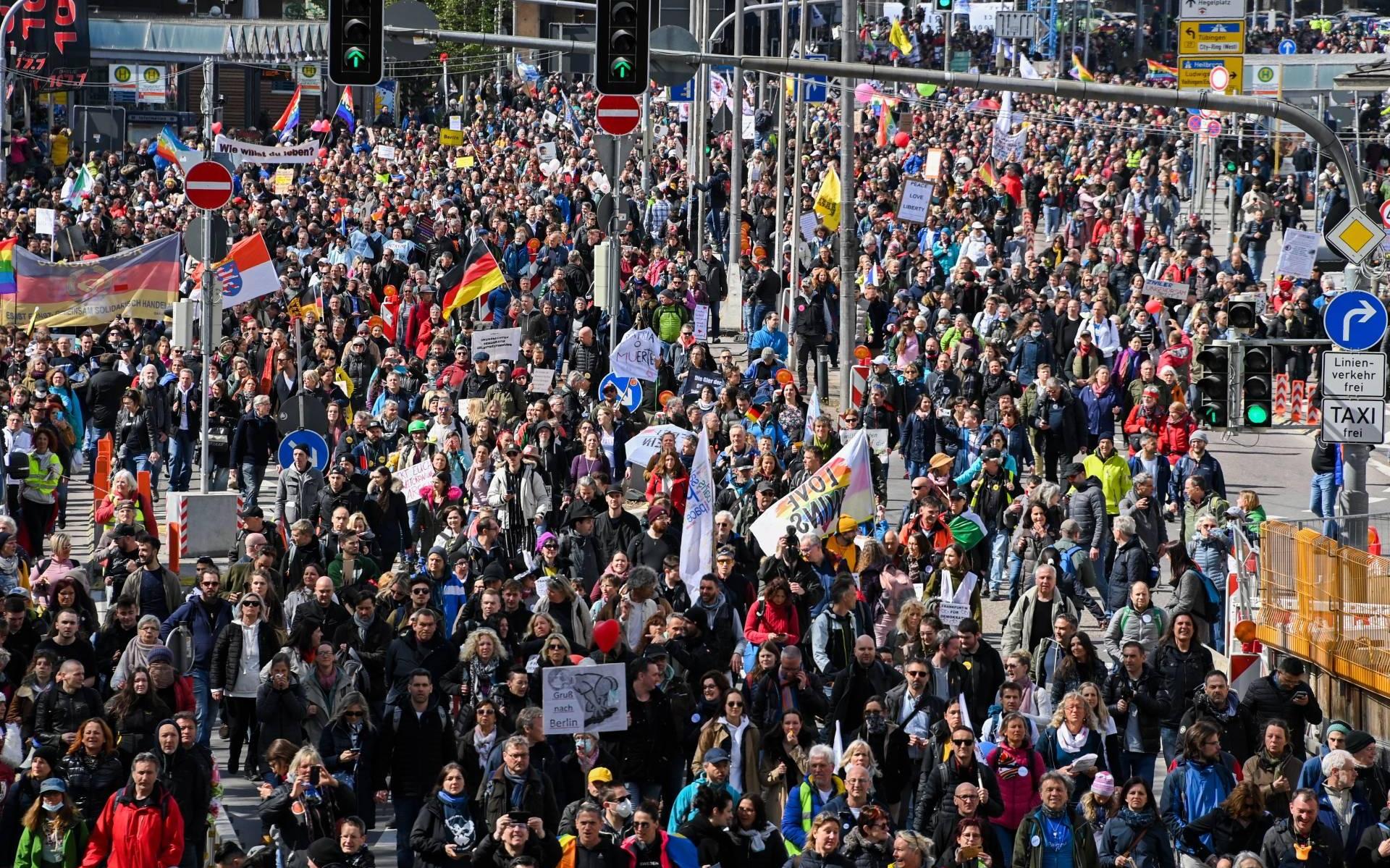 Ruim 10.000 'dwarsdenkers' demonstreren in Stuttgart - Dagblad van het Noorden
