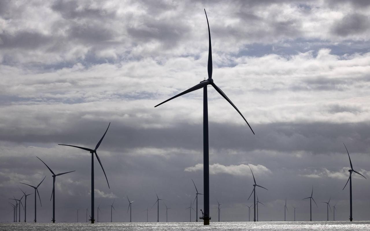 Een ijsdetectiesysteem moet er voor zorgen dat turbines tijdig worden afgeschakeld en er geen brokken ijs losschieten. Een ijsdetectiesysteem moet er voor zorgen dat turbines tijdig worden afgeschakeld en er geen brokken ijs losschieten.