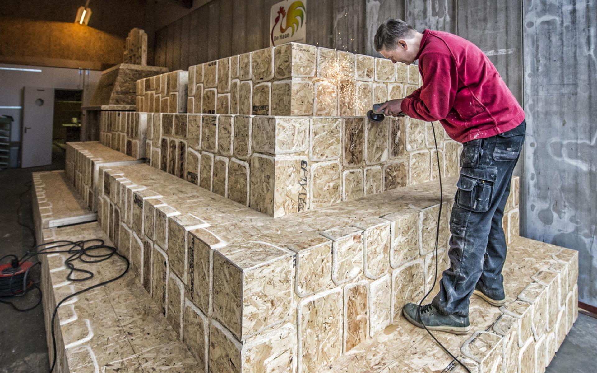 Edze de Haan werkt aan tempel. Foto: Marcel Jurian de Jong.