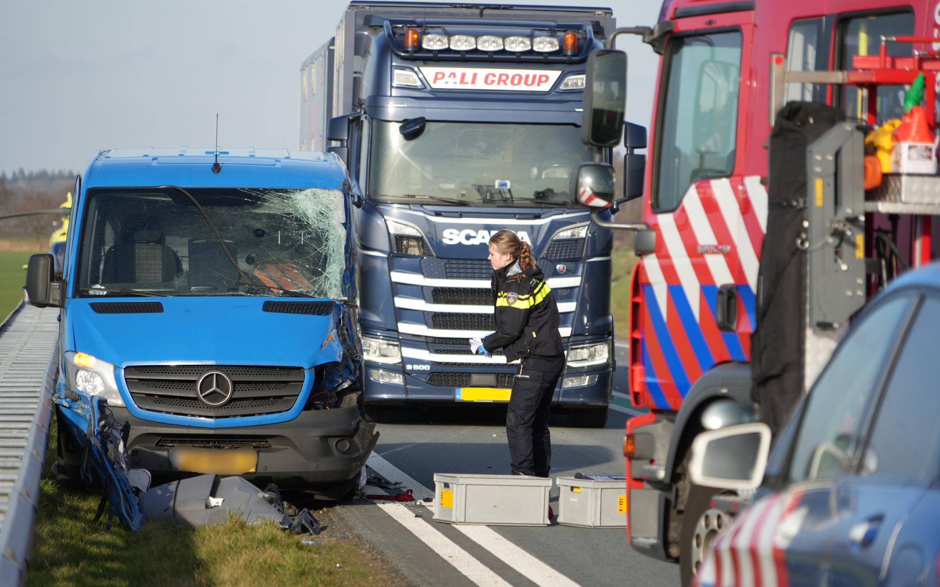 Botsing tussen auto en vrachtwagen op N34 bij Emmen.