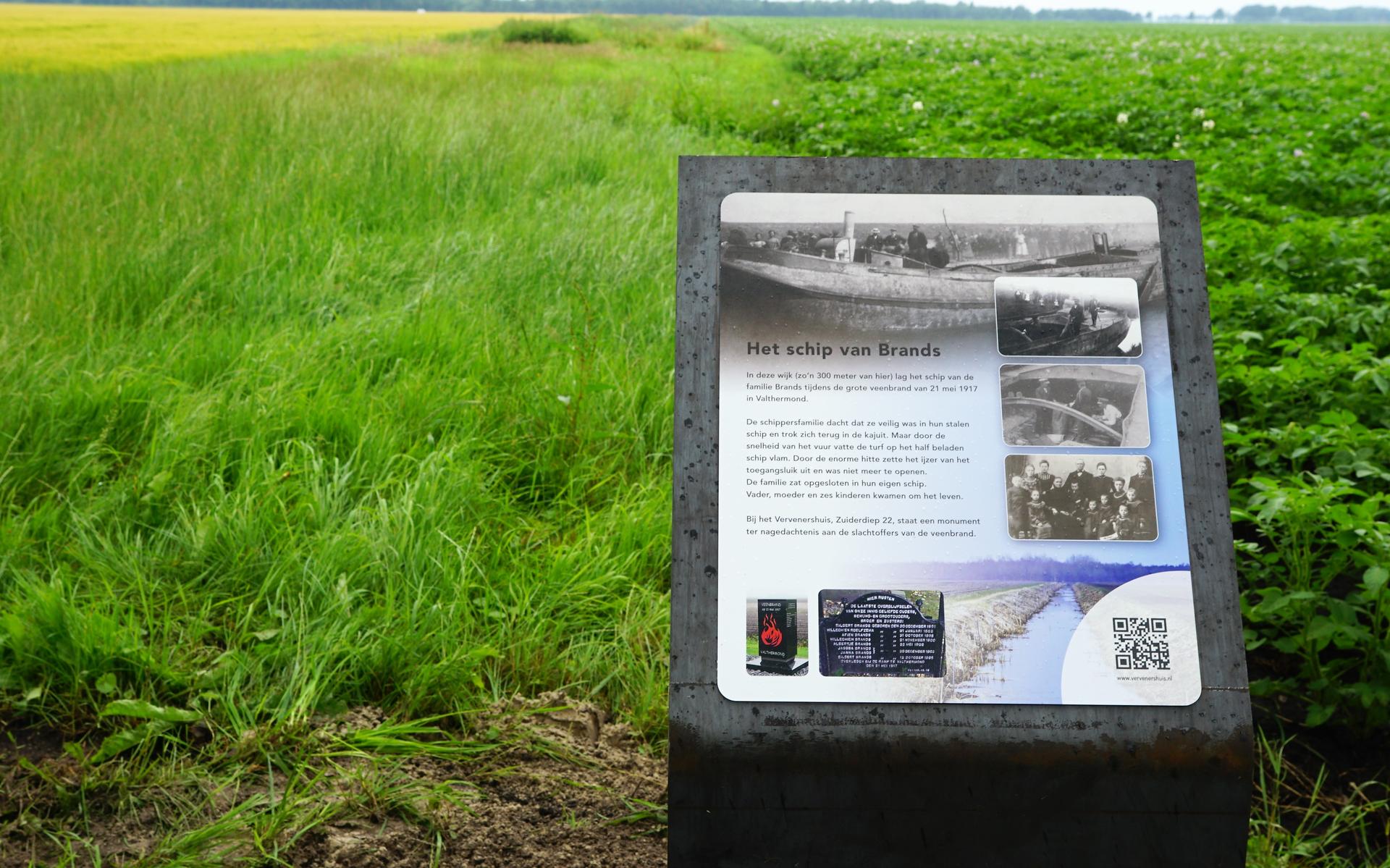 Nieuw informatiebord markeert locatie van veenbrand Valthermond waarbij het gezin Brands met zes kin
