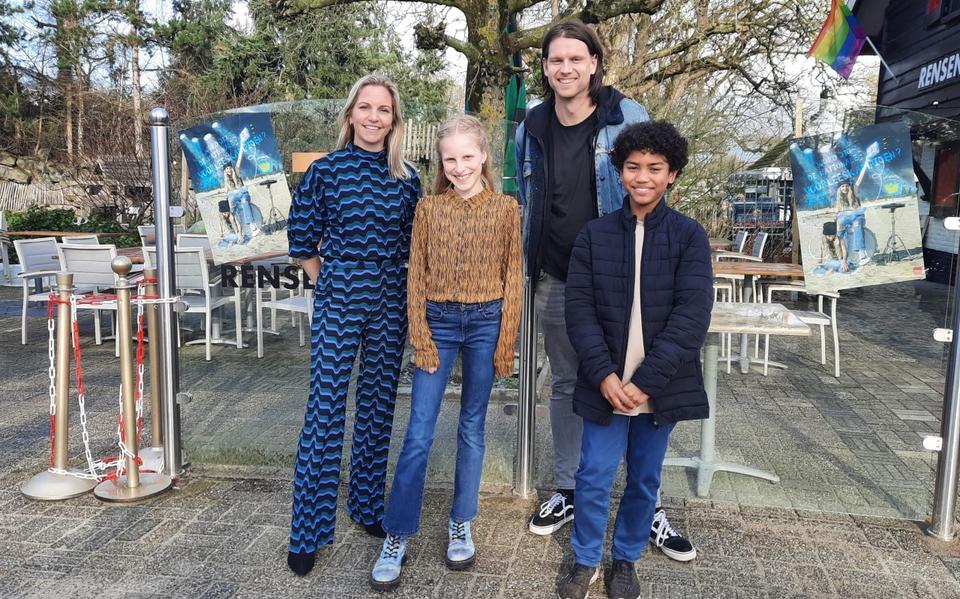 Nicole Stiekema, directeur-bestuurder Facet, winnaar Pheline Smit, jurylid Bernard Gepken en kinderburgemeester Jayvion Hasewinkel.