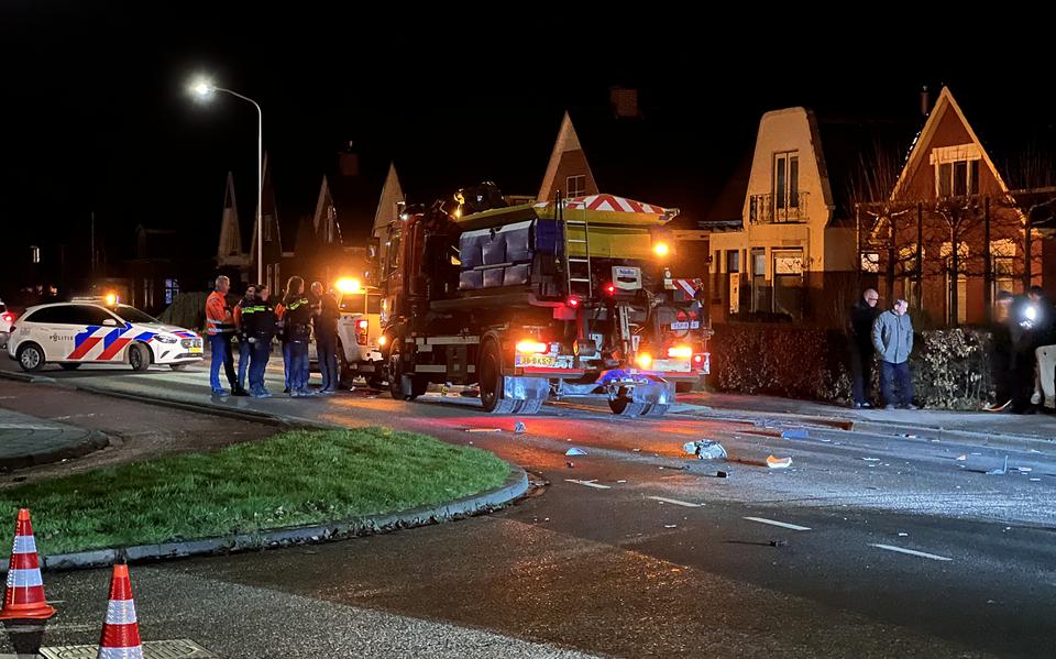 Automobilist wijkt uit bij aanrijding en botst tegen strooiwagen in Appingedam.