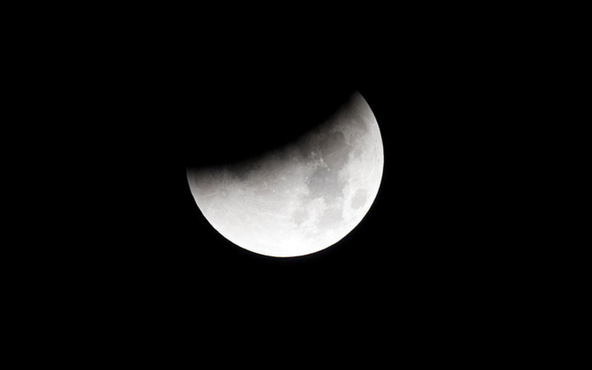 Zet je wekker maar: maandagochtend wordt een totale maansverduistering verwacht. Maar wolken gooien 