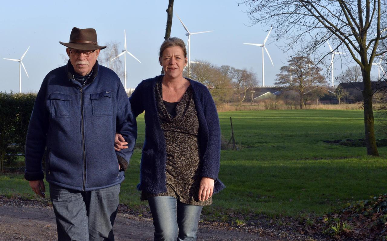 Pieter Takken en zijn dochter Rita bij hun landhuis De Grote Scheere. ,,Het is een verschrikking, met die ellendige lampjes en het lawaai.'' Foto Boudewijn Benting Pieter Takken en zijn dochter Rita bij hun landhuis De Grote Scheere. ,,Het is een verschrikking, met die ellendige lampjes en het lawaai.'' Foto Boudewijn Benting