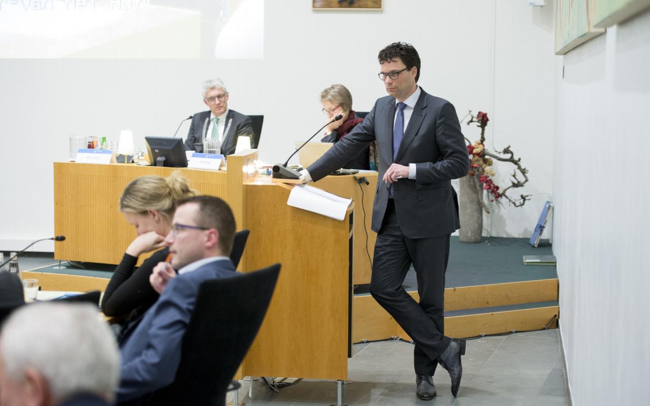 Fotoserie van de raadsvergadering waar de beslissing is gevallen voor een Factory Outlet Centre te gaan. De meerderheid van de raadsleden stemde voor een FOC. Op de foto's onder andere iniatiefnemer dhr Coronel, de raadsleden, wethouder Hoogeveen en publiek. FOTO MARCEL JURIAN DE JONG Fotoserie van de raadsvergadering waar de beslissing is gevallen voor een Factory Outlet Centre te gaan. De meerderheid van de raadsleden stemde voor een FOC. Op de foto's onder andere iniatiefnemer dhr Coronel, de raadsleden, wethouder Hoogeveen en publiek. FOTO MARCEL JURIAN DE JONG