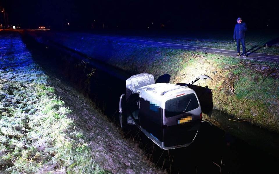 Busje in de sloot door gladheid bij Holwierde.